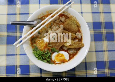 Nudelsuppe mit Eiern Garnelen thailändische asienkost Stockfoto