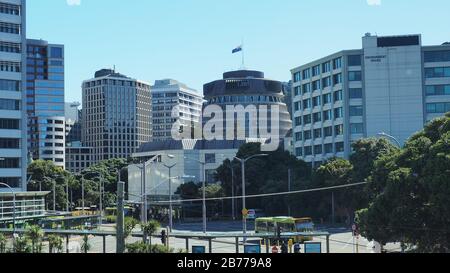 Der Beehive, Neuseelands parlament in Wellington, fliegt am ersten Jahrestag der Christchurch-Moscheeschießung 2019 die Flagge auf halbmast. Stockfoto