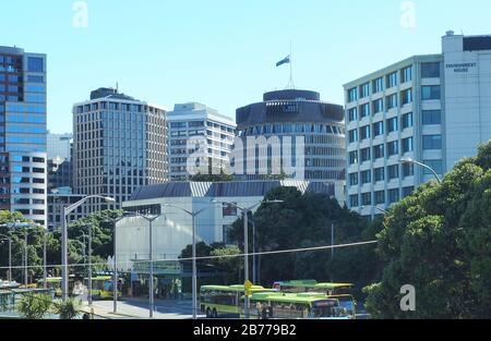 Der Beehive, Neuseelands parlament in Wellington, fliegt am ersten Jahrestag der Christchurch-Moscheeschießung 2019 die Flagge auf halbmast. Stockfoto