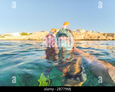 Sharm El Sheikh, Ägypten - 24. Dezember 2019: Selfie im Roten Meer mit Blick auf die Küste des Resorts. Stockfoto