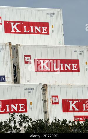 GESTAPELTE JAPANISCHE „K LINE“-VERSANDCONTAINER, HAFENBOTANIK, BOTANY BAY, SYDNEY, NEW SOUTH WALES, AUSTRALIEN. Stockfoto