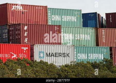 GESTAPELTE INTERNATIONALE VERSANDCONTAINER (CHINA SHIPPING, HAMBURG SUD & MAERSK) PORT BOTANY, BOTANY BAY, SYDNEY, NEW SOUTH WALES, AUSTRALIEN. Stockfoto