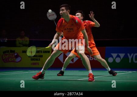 London, Großbritannien. März 2020. Chinas Huang Kaixiang (R) und Liu Cheng treten während des Doppel-Viertelfinalspiels der Männer mit den Chinesen Wang Chi-Lin und Lee Yang im All England Badminton 2020 in Birmingham, Großbritannien am 13. März 2020 an. Kredit: Tim Ireland/Xinhua/Alamy Live News Stockfoto