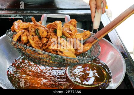 Banane gebraten in einer Pfanne Heizöl, Banane gebraten von thai asian Easy Food Straße Stockfoto