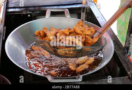 Banane gebraten in einer Pfanne Heizöl, Banane gebraten von thai asian Easy Food Straße Stockfoto