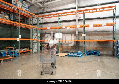 Peking, USA. März 2020. Ein Kunde kauft in einem Supermarkt in Oakland, den Vereinigten Staaten, am 11. März 2020. Die Anzahl der bestätigten COVID-19-Fälle in den Vereinigten Staaten überschritt 1.700 und 41 Menschen starben, so ein Bericht von USA Today am Freitag. Kredit: Li Jianguo/Xinhua/Alamy Live News Stockfoto