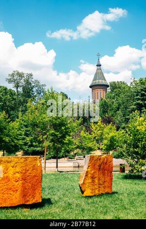 Bega Riverside Park mit der orthodoxen Metropolitankathedrale in Temisoara, Rumänien Stockfoto