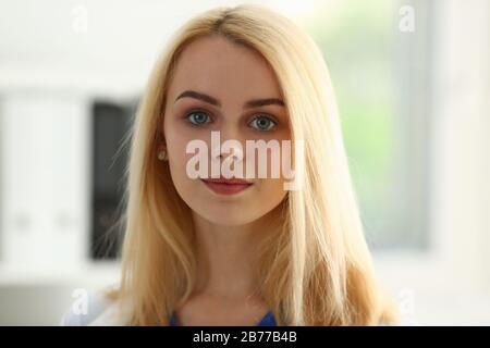 Schöne lächelnd weibliche Arzt stand im Büro portrait Stockfoto