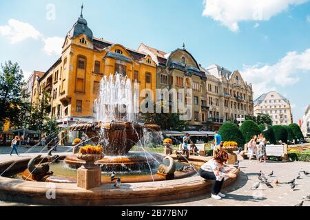 Timisoara, Rumänien - 20. Juli 2019: Fischbrunnen und Siegesplatz Piata victoriei Stockfoto