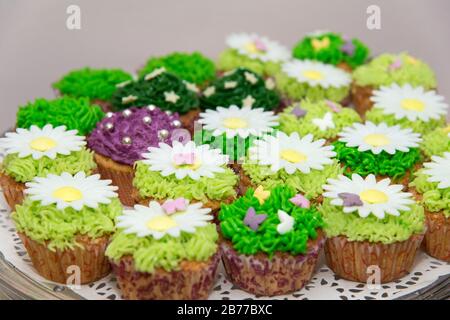 Catering-Bonbons, Closup verschiedener Kuchen auf Event- oder Hochzeitsempfang - selektiver Fokus Stockfoto