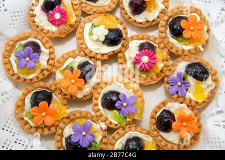 Catering-Bonbons, Closup verschiedener Kuchen auf Event- oder Hochzeitsempfang - selektiver Fokus Stockfoto