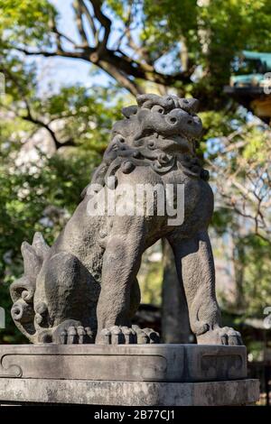 Guardian Lion, Nezu Shrine, Bunkyo-Ku, Tokio, Japan Stockfoto