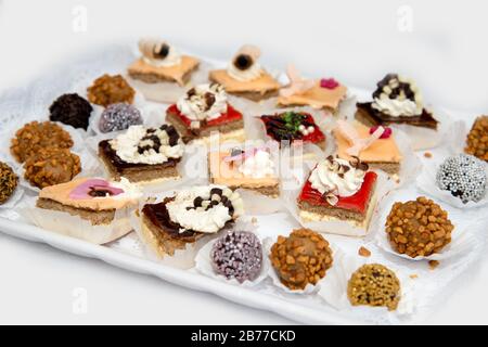 Catering-Bonbons, Closup verschiedener Kuchen auf Event- oder Hochzeitsempfang - selektiver Fokus Stockfoto