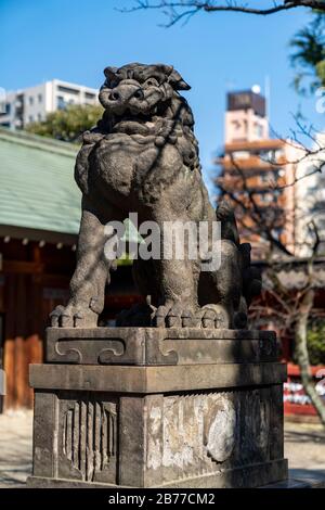 Guardian Lion, Nezu Shrine, Bunkyo-Ku, Tokio, Japan Stockfoto