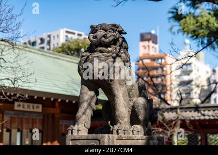 Guardian Lion, Nezu Shrine, Bunkyo-Ku, Tokio, Japan Stockfoto