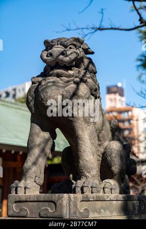 Guardian Lion, Nezu Shrine, Bunkyo-Ku, Tokio, Japan Stockfoto