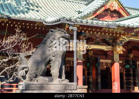 Guardian Lion, Nezu Shrine, Bunkyo-Ku, Tokio, Japan Stockfoto