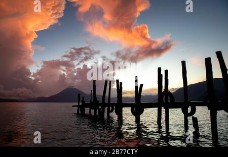 Sonnenuntergang über dem Atitlan-See in Guatemala Stockfoto