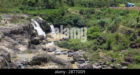 Ein kleiner Wasserfall auf dem Fluss in der Nähe von Dalat in den südlichen Vietnam-Highlands. Dalat ist ein großes Agrargebiet und auch ein beliebtes Reiseziel. Stockfoto