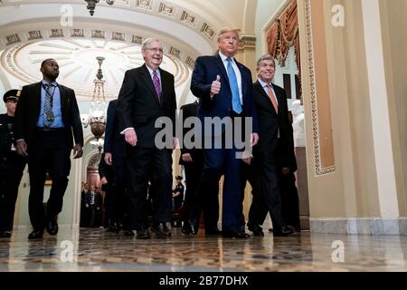 Washington, Vereinigte Staaten Von Amerika. März 2020. Präsident Donald J. Trump und Vizepräsident Mike Pence Walk mit dem Mehrheitsführer im Senat Mitch McConnell, R-Ky., und Senator Roy Blunt, R-Mo., Dienstag, 10. März 2020, nachdem er zum Kapitol der Vereinigten Staaten für ein republikanisches Mittagessen im Senat angekommen war: Präsident Donald Trump, Mitch McConnell Credit: Storms Media Group/Alamy Live News Stockfoto