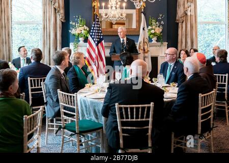 Washington, Vereinigte Staaten Von Amerika. März 2020. Vizepräsident Mike Pence gibt während einer Frühstücksfeier für den irischen Premierminister Leo Varadkar am Donnerstag, den 12. März 2020, in der Vice PresidentÕs Residenz in Washington, DC People: Vice President Mike Pence und der irischen Premierminister Leo Varadkar Credit: Storms Media Group/Alamy Live News Bemerkungen ab Stockfoto