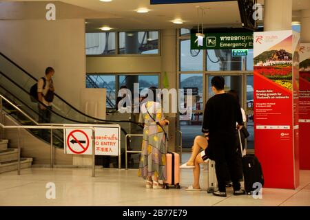 CHIANG Mai, THAILAND - 28. FEBRUAR: Innerhalb des Flughafens Chiangmai und Personen, die beim Check-in durch Coronavirus COVID 19 Ausbruch und PM 2,5 Staub Situation Stockfoto