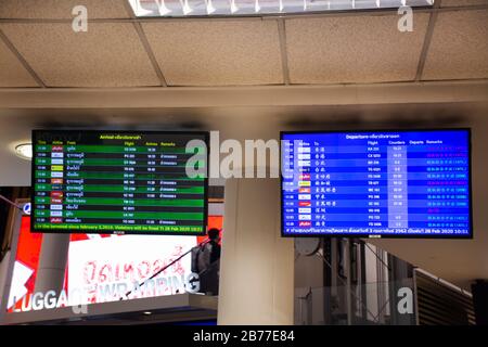 CHIANG Mai, THAILAND - 28. FEBRUAR: Überwachen Sie den Ankunfts- oder Abflugplan für Passagiere, die den Flug am Flughafen Chiangmai suchen und überprüfen Stockfoto