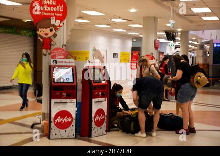 CHIANG Mai, THAILAND - 28. FEBRUAR: Innerhalb des Flughafens Chiangmai und Personen, die beim Check-in durch Coronavirus COVID 19 Ausbruch und PM 2,5 Staub Situation Stockfoto