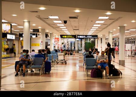 CHIANG Mai, THAILAND - 28. FEBRUAR: Innerhalb des Flughafens Chiangmai und Personen, die beim Check-in durch Coronavirus COVID 19 Ausbruch und PM 2,5 Staub Situation Stockfoto