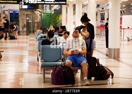 CHIANG Mai, THAILAND - 28. FEBRUAR: Innerhalb des Flughafens Chiangmai und Personen, die beim Check-in durch Coronavirus COVID 19 Ausbruch und PM 2,5 Staub Situation Stockfoto