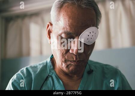 Patienten, die das Auge mit Schutzschild und medizinischem Putz abdecken, nachdem die Augen im Krankenhaus katarakt operiert wurden Stockfoto