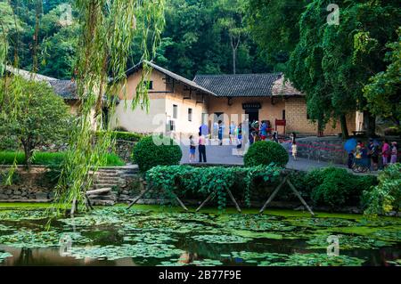 Chinesische Touristen auf dem Roten Tourismus Trail in die Kindheit von Mao Zedong im Dorf Shaoshan in der Nähe der Stadt Changsha. Stockfoto