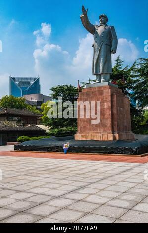 Eine Statue des Vorsitzenden Mao im Zentrum von Changsha in der Nähe des ehemaligen Standorts des CCP Hunan Committee. Stockfoto