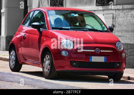 Turin, Italien - 09. Mai 2014: Rotes Modell des Stadtwagens FIAT 500 des italienischen Automobilherstellers FIAT auf der Straße geparkt Stockfoto