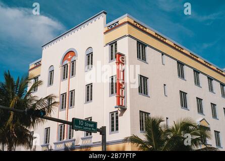 Miami, Florida, Vereinigte Staaten - 7. Juli 2012: Edison Hotel Building im berühmten Art Deco District von South Beach. Von Henry Hohauser im Jahr 1935 ernannt. Stockfoto