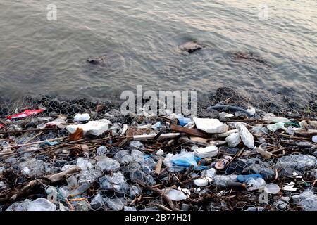 Verschmutzung am Meer, Müll am Strand, Müll im Fluss, giftige Abfälle, Abwasser, Schmutzwasser im Fluss Stockfoto