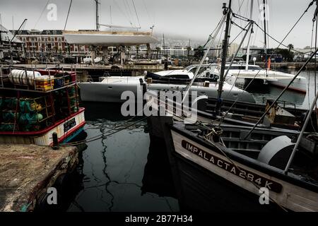 Die südafrikanische V&A Cape Town Waterfront bleibt ein Arbeitshafen und ein Wahrzeichen der Tourismusbranche der Stadt Stockfoto