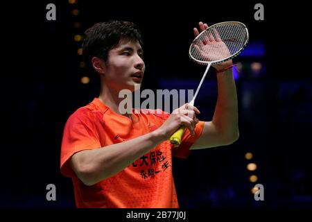 Birmingham. März 2020. Der chinesische Shi Yuqi ist der Menge zugewüßt, nachdem er das Viertelfinalspiel der Herreneinzel mit dem dänischen Viktor Axelsen im All England Badminton 2020 in Birmingham, Großbritannien am 13. März 2020 verloren hatte. Kredit: Tim Ireland/Xinhua/Alamy Live News Stockfoto