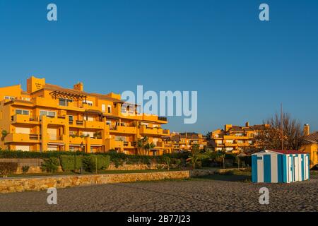 Manilva, Spanien - 23. Januar 2020: Hotelgebäude an der Küste Playa El Castillo, La Duquesa, Málaga, Costa del Sol. Platz für Text kopieren Stockfoto