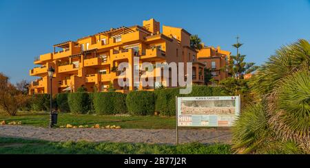 Manilva, Spanien - 23. Januar 2020: Hotelgebäude an der Küste Playa El Castillo, La Duquesa, Málaga, Costa del Sol Stockfoto