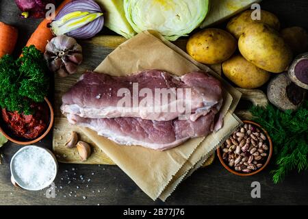 Borscht-Kochkonzept mit frischen Zutaten auf Holztisch mit Kopierraum Stockfoto