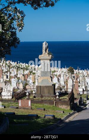 Die Waverley Cemetry ist eine unter Denkmalschutz stehende Cemetrie auf den Klippen in Bronte in den östlichen Vororten von Sydney, NSW, Australien. Die Küstenwanderung wa Stockfoto