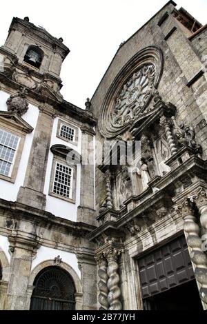 Schöne alte Steinfassade der Kirche Saint Francis in Porto, Portugal Stockfoto