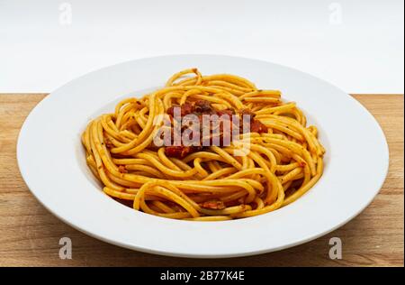 Italienische Pasta mit Meeresfrüchten und Muscheln. Spaghetti alle Vongole isoliert auf weiß Stockfoto