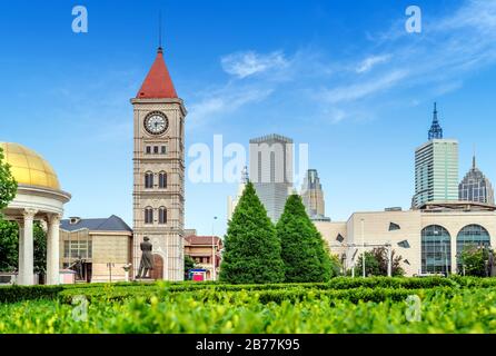 Gebäude und Kirchturm im italienischen Stil, Tianjin, China. Stockfoto