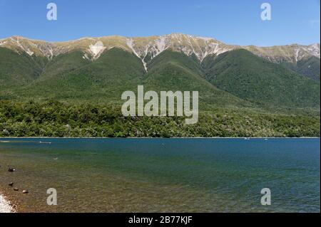 Die Berge wurden durch die kontinentale Kollision in den Hintergrund des Gletschersees Lake Rotoiti in Neuseeland gestoßen Stockfoto