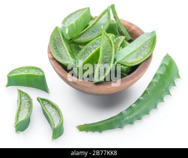 Frische Aloe vera Schichten in die hölzerne Schüssel auf weißem Hintergrund. Stockfoto