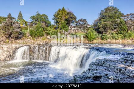 Haruru Falls ist ein fünf Meter hoher Wasserfall am Waitangi River unweit von Paihia auf der Nordinsel Neuseelands> Stockfoto