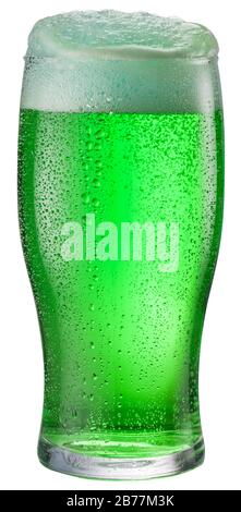 Glas Grünbier isoliert auf weißem Hintergrund. Enthält den Beschneidungspfad. Grünes Bier - ein Symbol für das fest des St. Patrick Day. Stockfoto