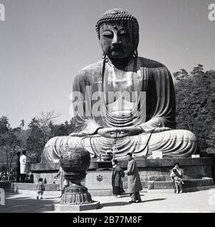 1950-er Jahre, historisch, Besucher der heiligen Bronzestatue, des großen Buddha von Kamakura, Japan, die auf dem Gelände des Kotoku-in-Tempels steht und ein historisches Wahrzeichen des Landes aus dem Jahr 1252. Stockfoto